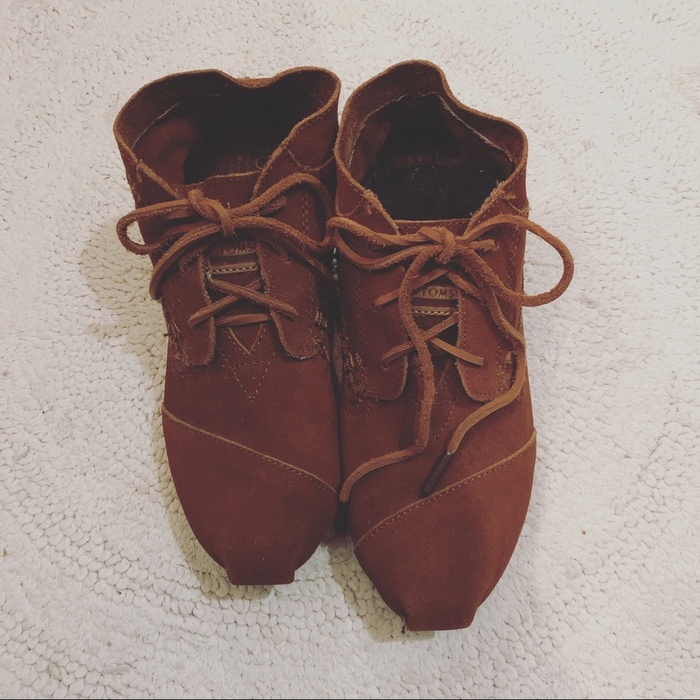 toms size 6.5 suede moccasin shoe